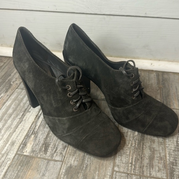 Tory Burch Black Lace Up Suede Booties Ankle High 4.5 inch Heel Boots Size 8 - Picture 1 of 5